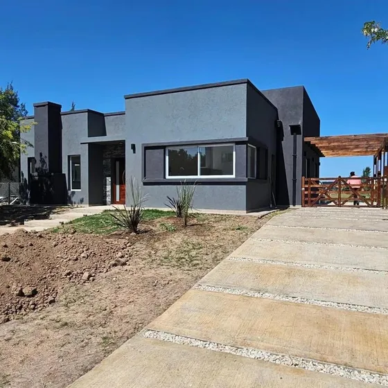 Casa En Venta - 3 Dormitorios 2 Baños - Cocheras - 190mts2 - Guernica