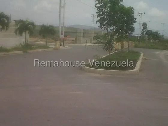 Maritza Lucena Te Ofrece Extenso Lote De Terreno Que Posee Servicios Y Proyecto, Ubicado En El Este De Barquisimeto, Con Clima De Montaña, Ideal Para Invertir.