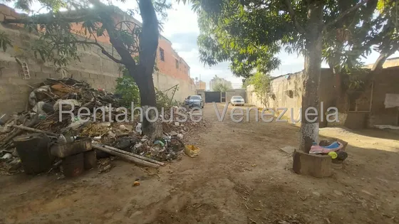 Raiza Suárez Vende Terreno Ubicado En La Zona Industrial De Cabudare 2 5 1 4 7 0 2 Cuenta Con 565mt2, Cercado Todo En Bloque, Con Todos Los Servicios Y Casa Rural De 2 Habitaciones 1baño, 100% Habitab