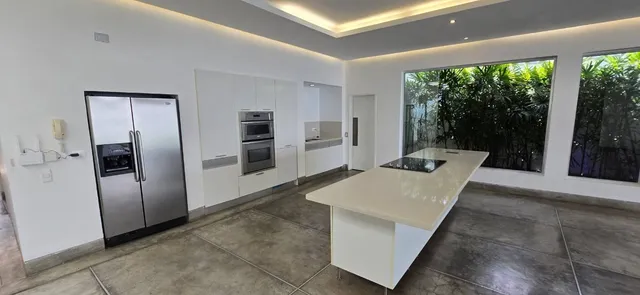 Imponente Casa En La Urb. Guaparo 840 Mts. Calle Cerrada. Cod 280863