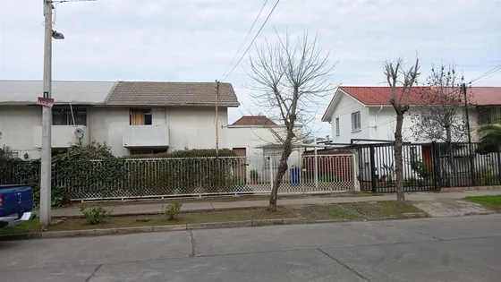 Casa En Venta De 5 Dorm. 2 Baños Y Estacionamientos