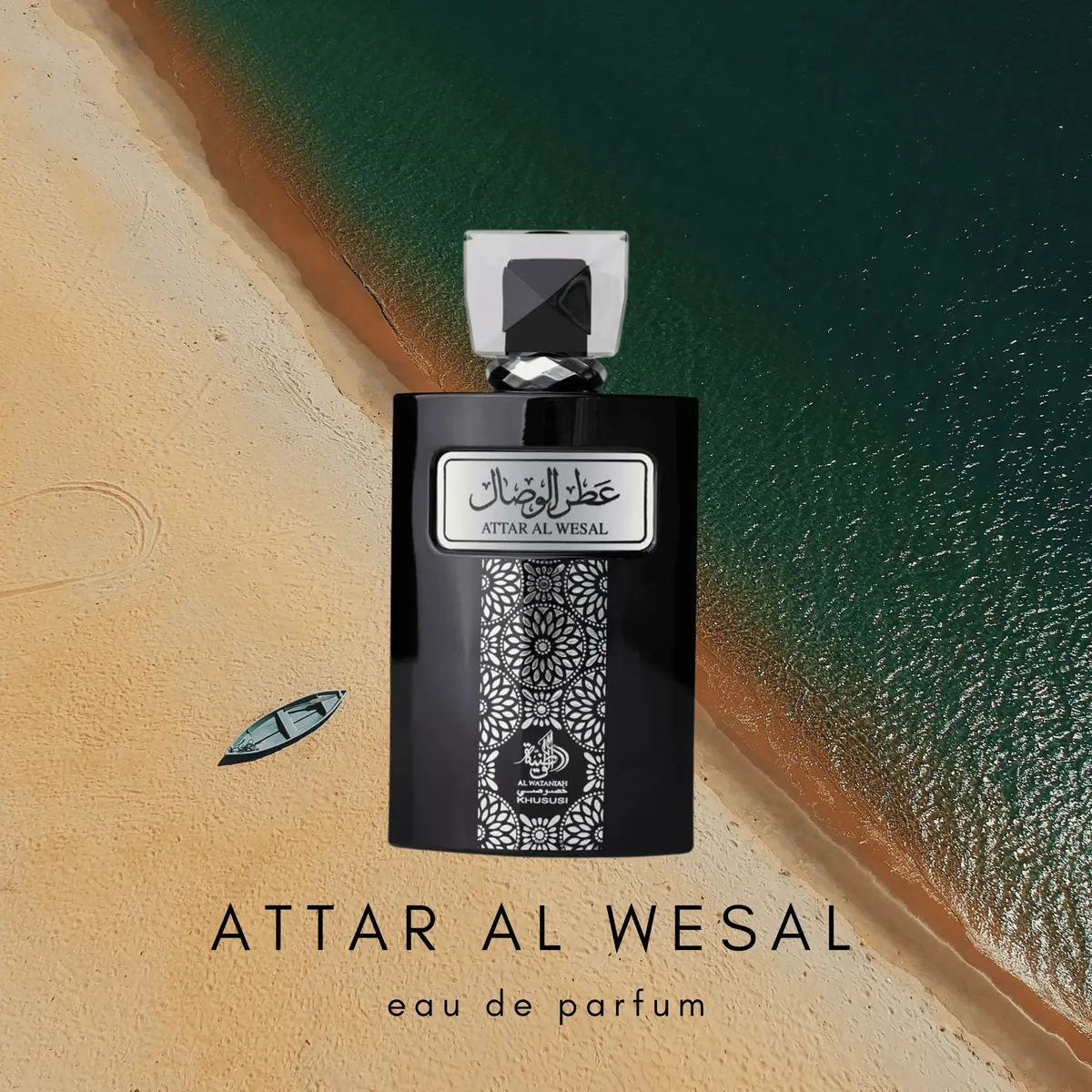 Frasco do perfume Attar Al Wesal centralizado sobre uma imagem artística de uma praia com areia clara e mar esverdeado