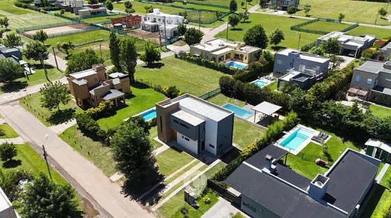 Casa En Altos Del Casco, Zárate. Terreno De 620 M2. Parque, Pileta, Galería Y Parrilla.
