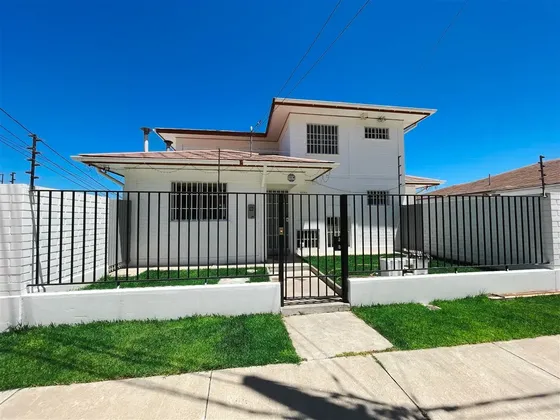 Casa En Venta De 4 Dorm. En La Serena