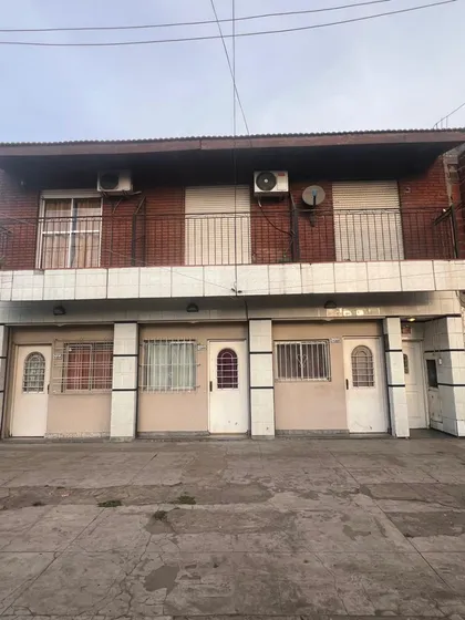 Departamentos En Block.  6 Departemos  Y 1 Casa Atras