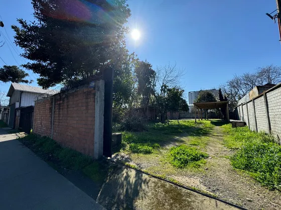 Amplio Terreno Y Casa De 2 Pisos A Cinco Minutos Del Centro.