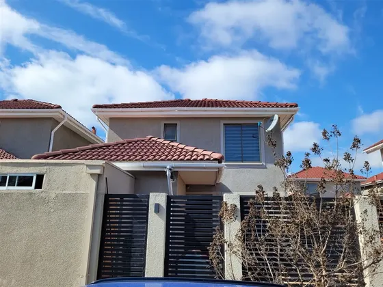 Hermosa Casa En Condominio Con Piscina Y Quincho.