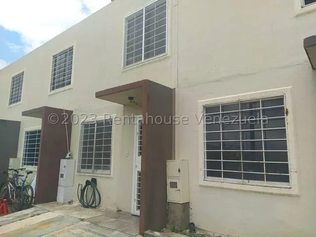 Daniela Linarez Vende Casas En Urb Terrazas De La Ensenada Es Duplex Posee Tanque Subterraneo Tiene Vigilancia Las 24 Horas Y Todos Los Servicios Basicos                                               