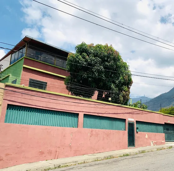 Excelente Casa En Venta De 3 Niveles En Los Palos Grandes