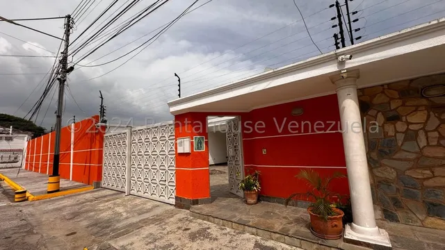 Casa Remodelada Con Piscina En Andres Bello. Ljsa 24-26593