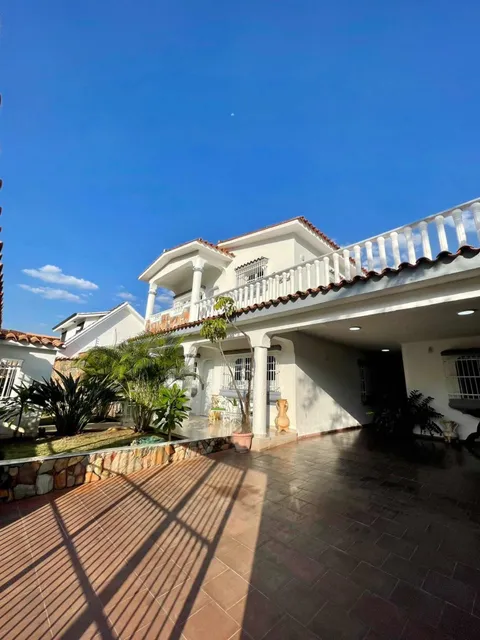 Casa Semiamoblada En Valles De Camoruco - Calle Cerrada Atm