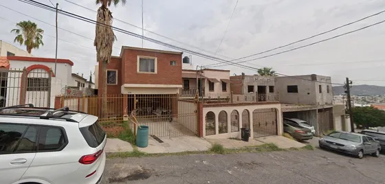 Casa En Venta En La Colonia Campestre Iv Etapa, Chihuahua, Chih. Avf07