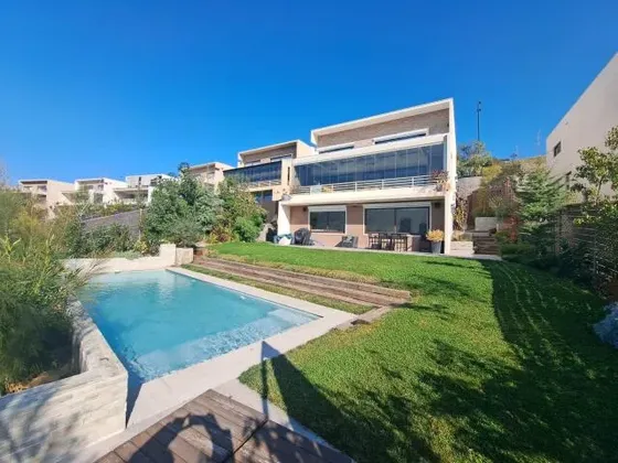 Casa En Venta En Condominio De 4 Dorm. En La Dehesa