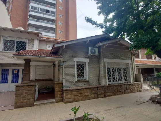 Venta - Casa De 4 Ambientes En Beccar Con Patio, Terraza Y Garage. Apto Crédito