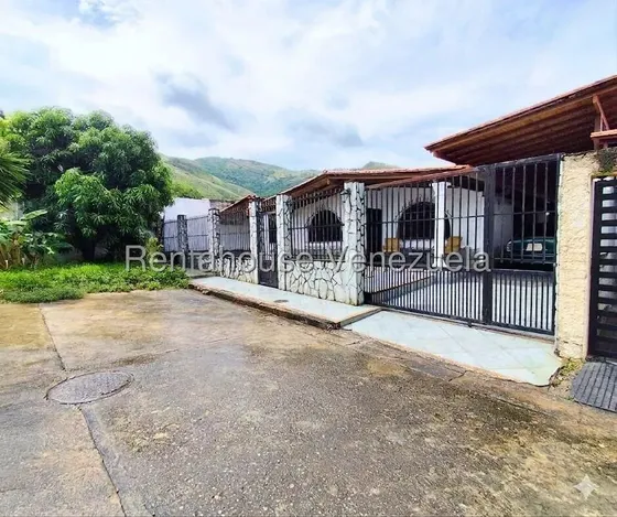 Amplia Y Acogedora Casa En Venta 322 Mts2 Urb. La Mora Ii La Victoria 26-21878 Hc