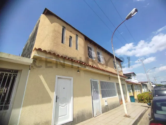 Se Vende Casa Con Anexo En La Urbanización Los Rosales