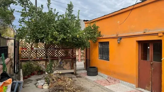 Casa En Venta En Calle Centenario, Maipú Con Patio