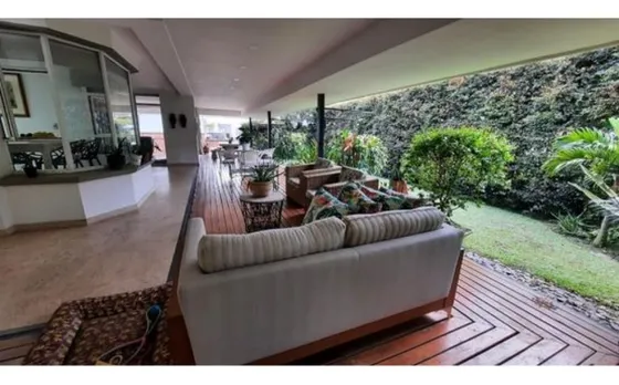 Casa Hermosa En Unidad Cerrada Con Lote Independiente  En El Poblado 