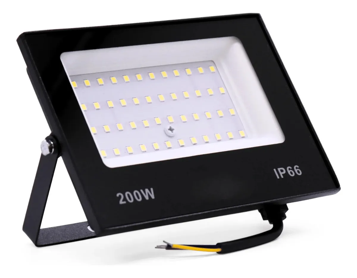 Um refletor LED de 200W com certificação IP66, visto em perspectiva frontal, exibindo as luzes LED brancas frias e os fios de conexão para instalação.
