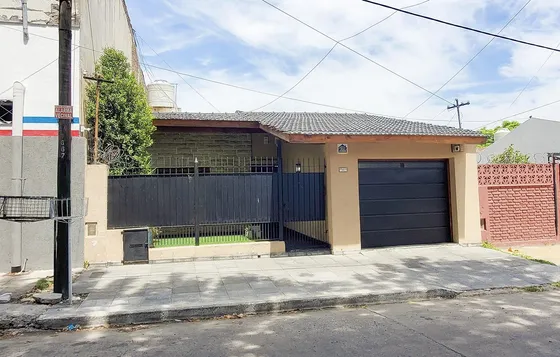 Casa  En Venta Ubicado En Banfield, Lomas De Zamora, G.b.a. Zona Sur