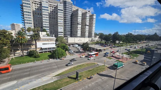 Gran Oportunidad Sobre Av Italia, Frente Al Hospital De Clínicas 50m2, Orientacion Norte!!!