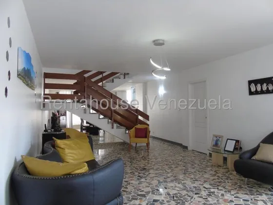Alquiler De Acogedora Y Espectacular Casa  En Macaracuay.  Mls 25-10970. Mjs.