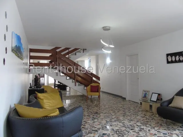 Alquiler De Acogedora Y Espectacular Casa  En Macaracuay.  Mls 25-10970. Mjs.