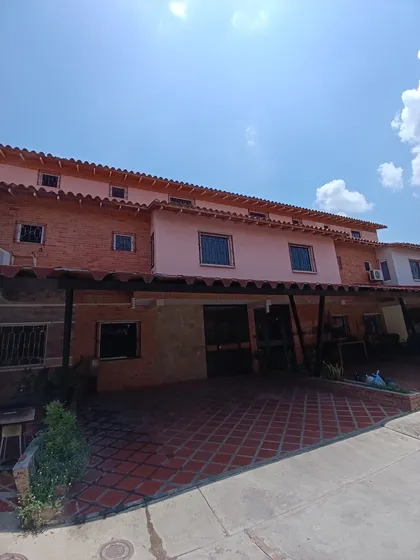 Grey Zuloaga Y Javier Philip Inzitu Realtors  Venden Townhouse En Residencias Aves Del Paraiso San Diego Carabobo Venezuela