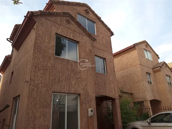 Casa De 3 Pisos Con 4d / 4b, Frente A Saint Joseph School 