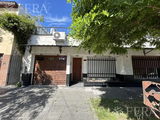 Venta  Casa 3 Ambientes Con Cochera Y  Patio En Gerli