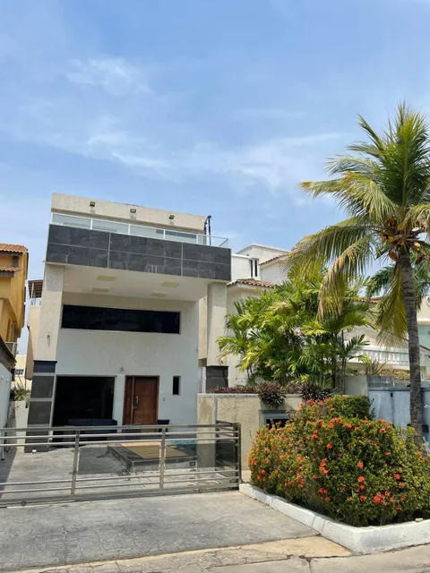 Hermosa Casa En Venta En Puerto La Cruz. Urb. Casa Bote A