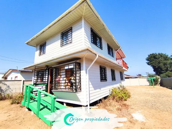 Casa Con Vista Al Mar Remoto En Condominio En Isla Negra