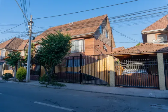 Casa De 3 Pisos En Altos De Quilicura.