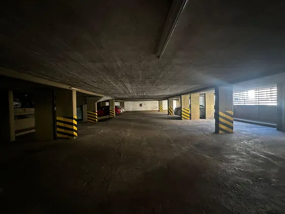 Centro - Cochera Con Seguridad - A Metros De Casa De Gobierno !!