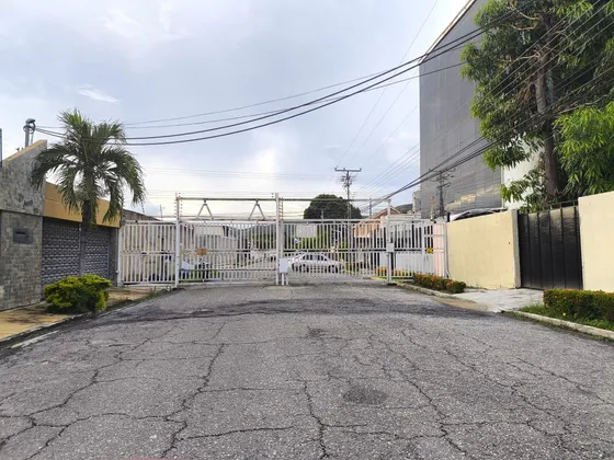 Alquiler De Casa 2 Pisos Urb Andrés Bello, Sector Las Delicias