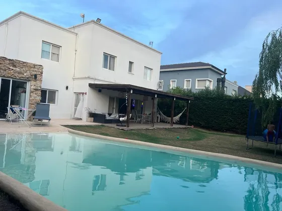 Casa En Venta Y Alquiler En El Centauro Canning