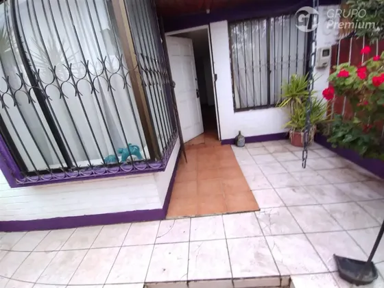 Casa Familiar En Maipú, Luminosa Y Bien Conectada