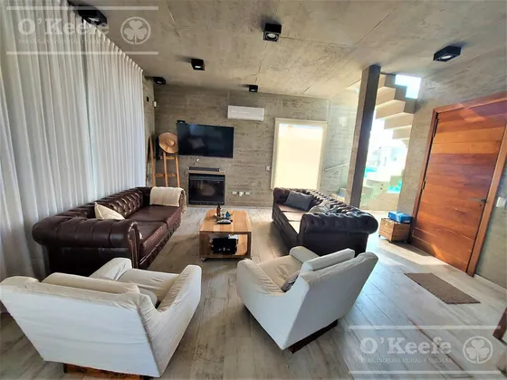 Casa En Venta De Cuatro Dormitorios Con Piscina En Pueblos Del Plata - Magallanes