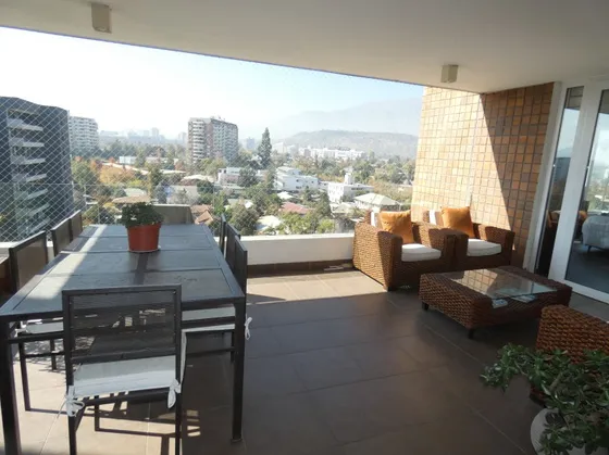 Amplia Terraza  En Muy Buen Estado.