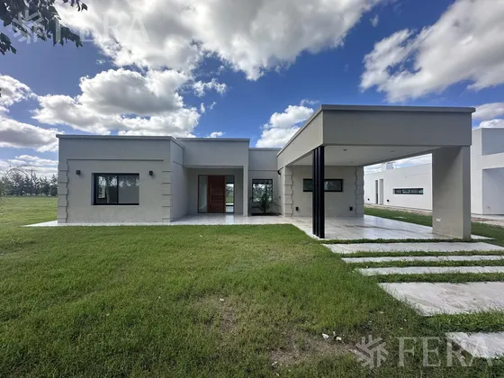 Venta Casa 4 Ambientes Con Cochera Y Piscina En Haras Del Sur Iii - La Plata