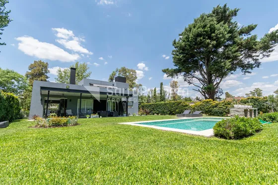 Venta Casa 4 Amb En Barrio Privado Casco De Alvarez.