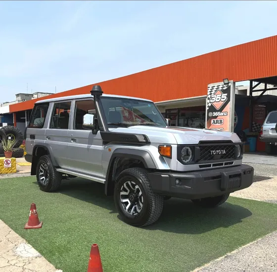 Toyota Land Cruiser Machito 76