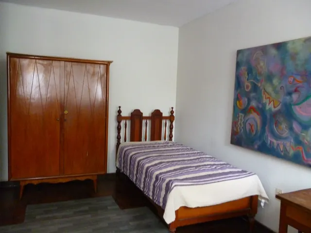 Habitación Amueblada Con Baño Propio Para Señorita Con Buena Iluminación Y Tranquilidad.