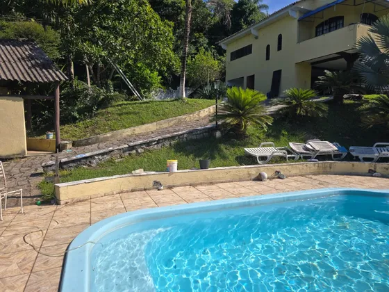 Sítio Com 73.000 M², Internet Fibra Otica De Alta Velocidade,3 Nascentes De Agua Mineral Para Piscicultura, Área De Lazer E Chalés Em Magé/rj
