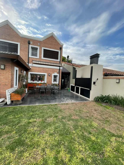 Chalet 4 Ambientes Con Fondo Libre,pileta Sobre Lote Propio 10 X 32.5 Metros Cuadrados - Zona Villa Luzuriaga