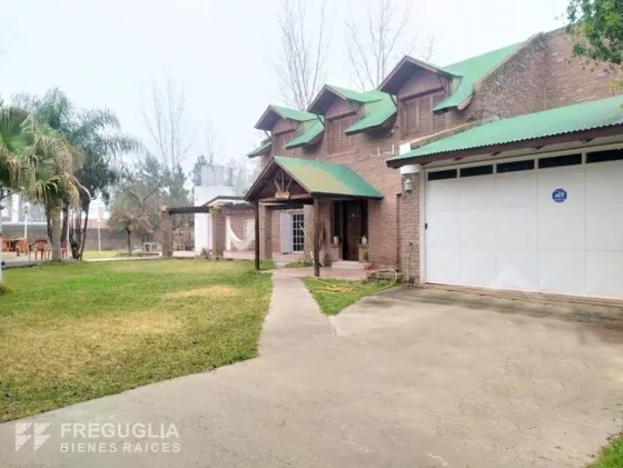 Casa Quinta En Venta De 3/4 Dormitorios Con Pileta En Aldea - Rosario