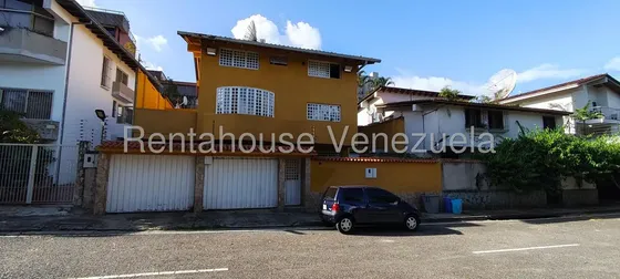 Se Vende Casa Ubicada En Lomas De Prado Del Este, Dentro De Una Calle Cerrada Con Vigilancia 24 Horas, Ideal Para Quienes Buscan Seguridad En Una Urbanización De Alto Nivel. Lomas De Prados Del Este