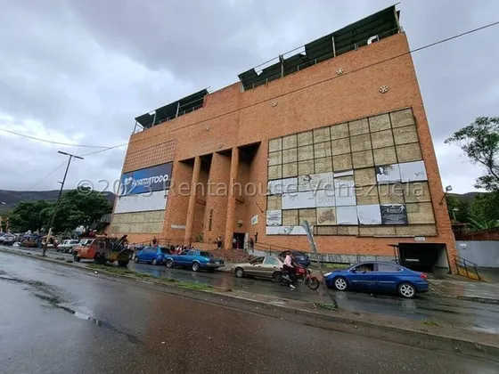 Local Comercial En Piso 1 Totalmente Vacío, En Alquiler En Ruiz Pineda. 23-32039
