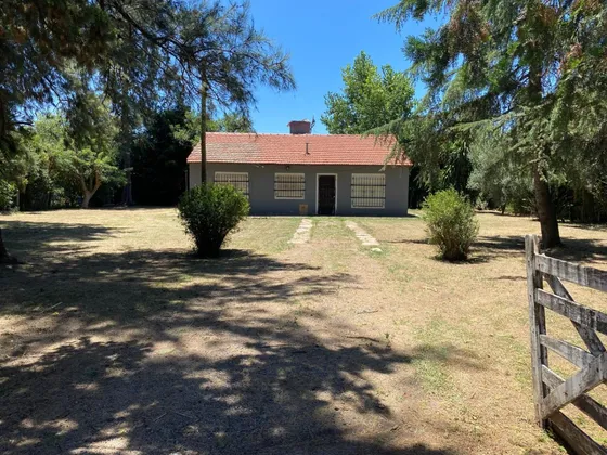 Casa De 3 Ambientes Habitable Ya, Ubicada En 2 Terrenos Subdivisibles En Zona Urbanizada Con Todos Los Servicios. Acceso A 2 Rutas Y Cercana A Zona Comercial. Escucho Ofertas Sobre Precio Publicado.
