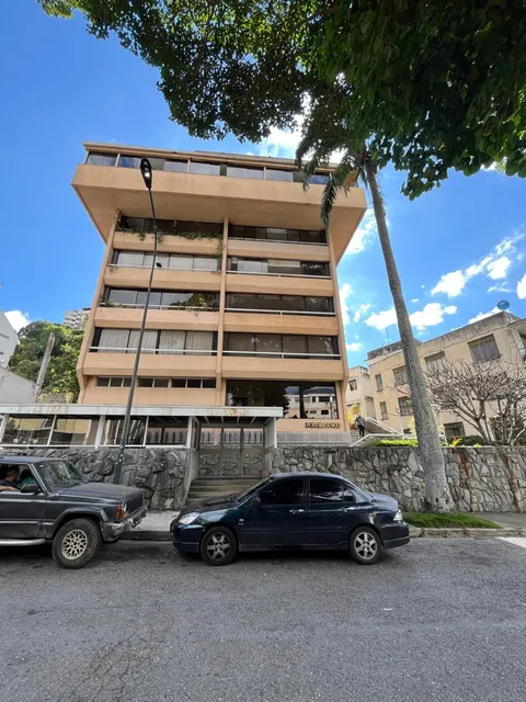 Apartamento De 104m2 3h3b2pe En Calle La Cinta Las Mercedes